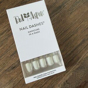 Red Aspen Nail Dashes Nina on cloud 9 - White
